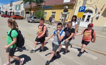 Városi sétával tanulják a gyerekek a biztonságos gyalogos közlekedés szabályait Csornán