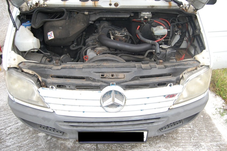 Kisbuszból és traktorból loptak akkumulátorokat Jánossomorján