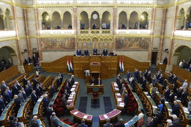 Kéthetes ülést tart a parlament szerdától