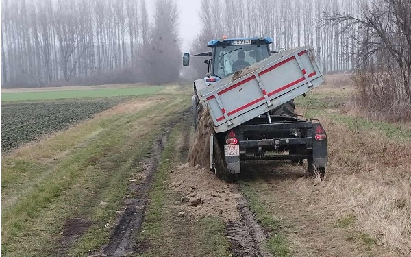 Helyi gazdák közreműködésével javítják a külterületi utakat Osliban