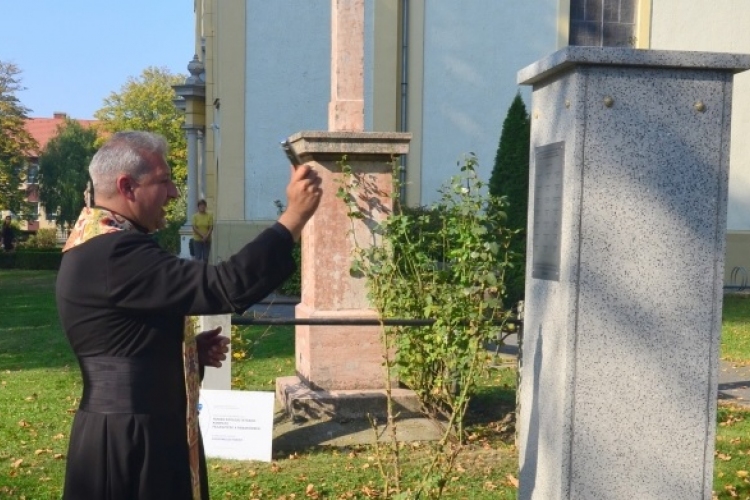 Felavatták az elhunyt cigányzenészek felújított emlékművét Szanyban