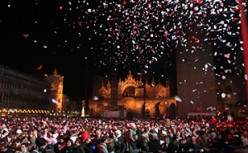 2013 - Velencében csókkal köszöntötték az új évet