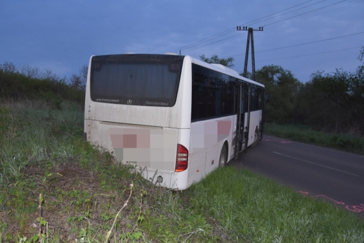 Ellopott egy buszt, majd balesetet szenvedett vele