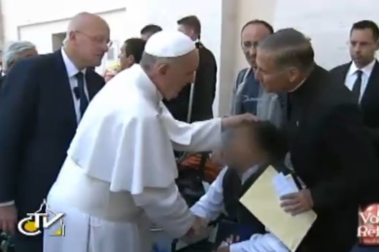 A szentszéki szóvivő cáfolja, hogy Ferenc pápa ördögöt űzött volna