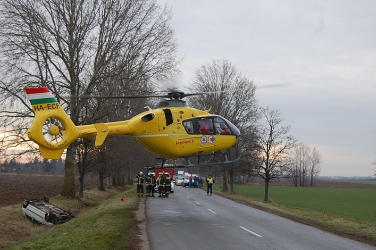 Mentőhelikopter szállította el a sérültet Kisfalud mellett