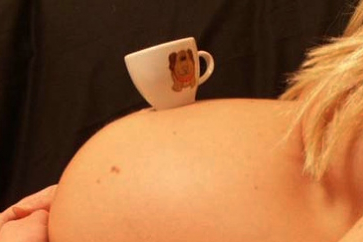 A terhes nők kis mennyiségű kávéfogyasztása is növeli a kisebb súlyú újszülött kockázatát