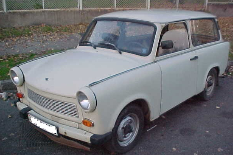 Lopott Trabanttal rodeóztak a fertőszentmiklósi fiatalok