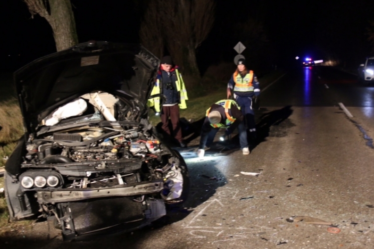 Busz és autó ütközött Szabadbattyánnál, meghalt egy ember