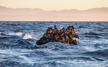 Olasz sajtó: a migránsokat mentő egyes szervezetek az embercsempészeknek kedveznek
