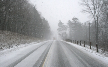 Marad a tél – tartsák be a téli közlekedésre vonatkozó szabályokat! 