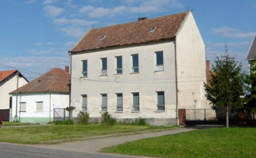 Civileké Bágyogszováton a régi iskola épülete