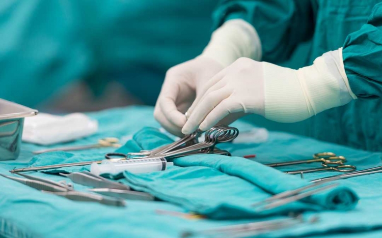 Olajbogyókat töltött agyműtétje közben egy olasz nő 