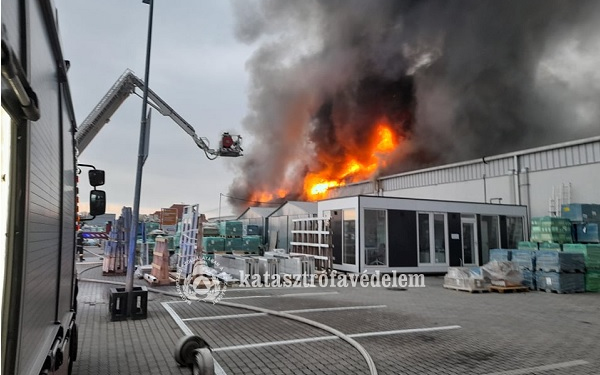 Ezer négyzetméteres csarnok égett Győrben pénteken