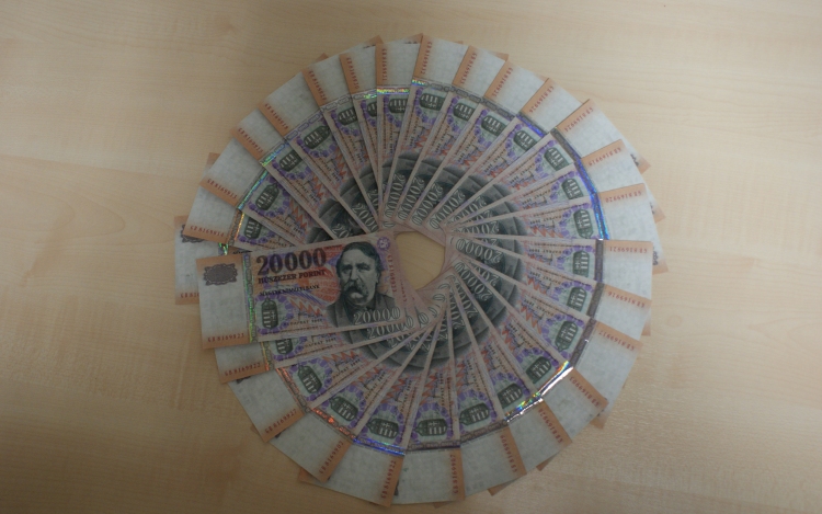 Otthon nyomtatták a hamis pénzt – elkapták a bandát - VIDEÓVAL