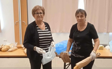 Ételt oszt a Vöröskereszt Győrsövényházon