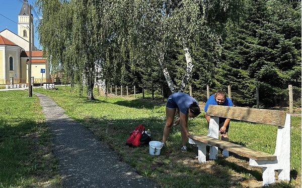 Diákmunkások segítségével újítják fel a köztéri padokat Szilban