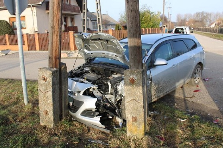 Nem állt meg a stop táblánál, balesetet okozott Szanyban