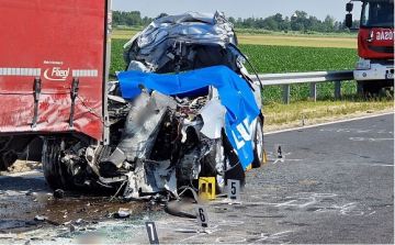 Az M86-os autóút talán eddigi legcsúnyább balesetéhez is vonultak a múlt héten a tűzoltók