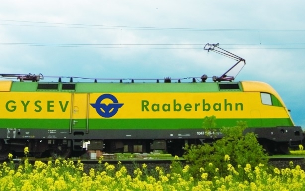 Vágányzár mellett vasúti pályakarbatartási munkák a Győr-Sopron vonalon