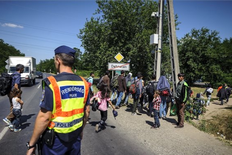 Illegális bevándorlás - Csehország rendőröket ajánlott fel Magyarországnak