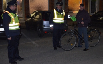 Csornán kerékpárosokat ellenőriztek a rendőrök