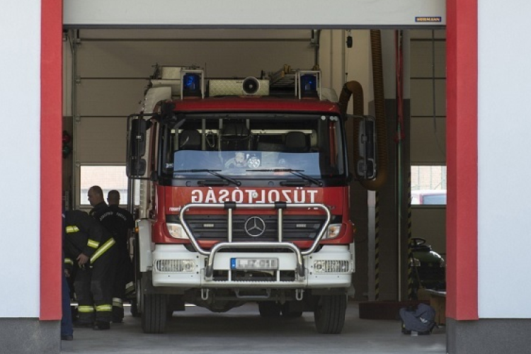 Halálos balesetet okozott egy kidőlt fa, Kapuváron kigyulladt egy étterem konyhája