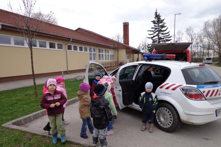 A rendőrök és tűzoltók munkájával ismerkedtek a szanyi óvodások