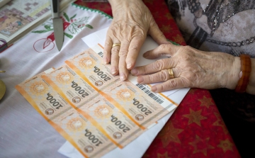 Ismét tízezer forintos Erzsébet-utalványt kaphatnak a nyugdíjasok