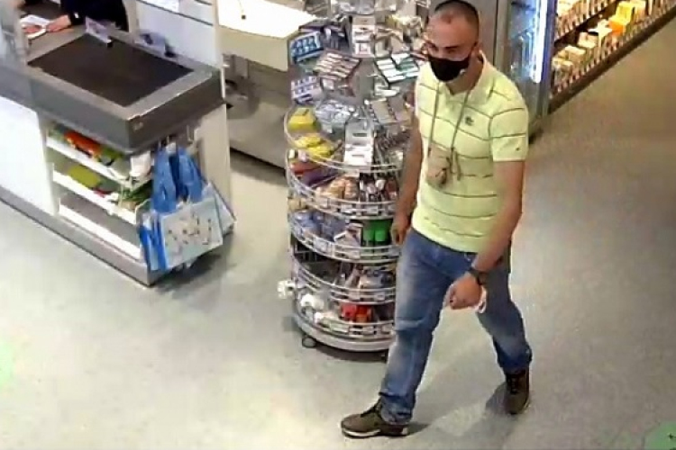 Mobiltelefont lopott, keresik a rendőrök