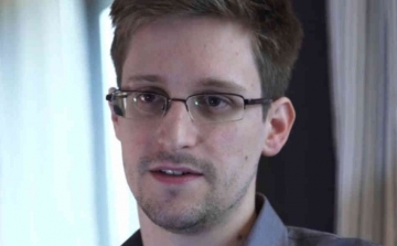 Snowden kísérettel már kimerészkedik az utcára