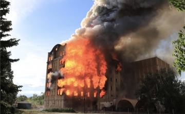 Óriási lángokkal égett az egykori István-malom Békéscsabán