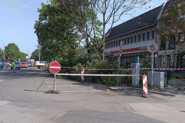 Elkezdődött Csornán a Mártírok tere keleti oldalának felújítása