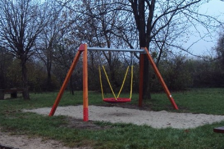 Hintát sütöttek a játszótérre Győrsövényházon