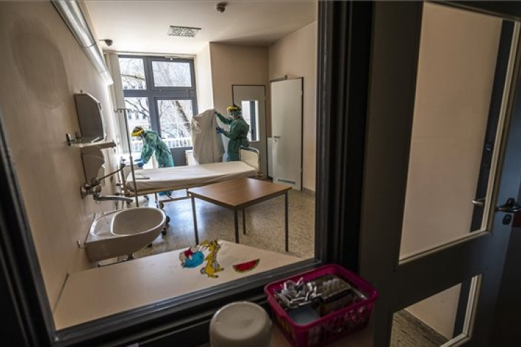 Meghalt hat koronavírus-beteg, nőtt a fertőzöttek száma Magyarországon