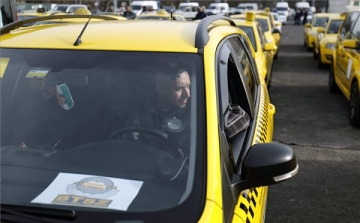 Újra taxistüntetés: megint az Uber ellen tiltakoznak